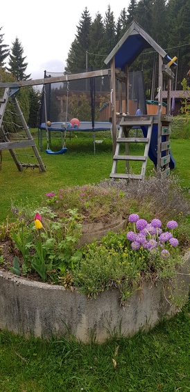 Garten mit Spielturm und Trampolin für Kinder