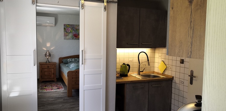 Küche und Blick ins Schlafzimmer