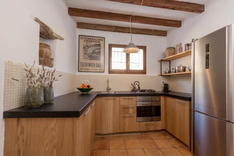 Moderne aber stimmungsvolle Küche mit Geschirrspüler und großem Kühlschrank