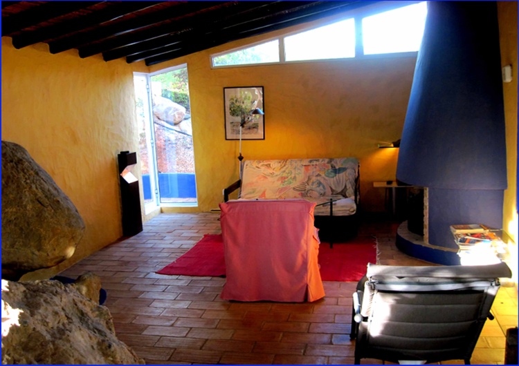 Der obere Lebensraum mit Sofa-Bett ,Kamin und Tisch zum lesen und Musik hoeren.