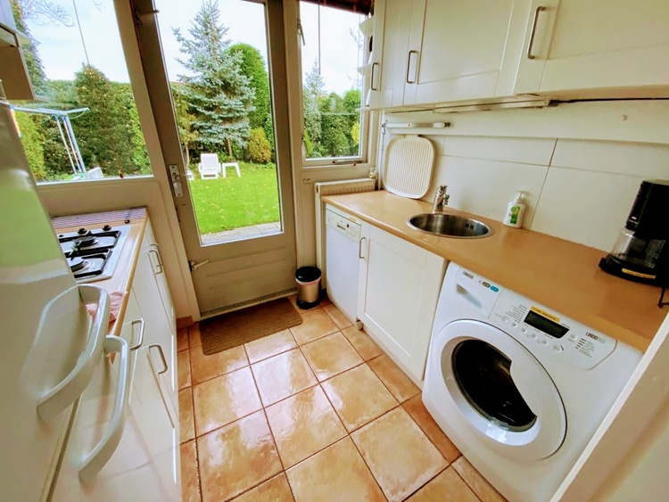 Einbau-Küche, ua. Geschirrspühler, Waschmachine, Kaffeemaschine, Wasserkocher, Brodröster, Tosti