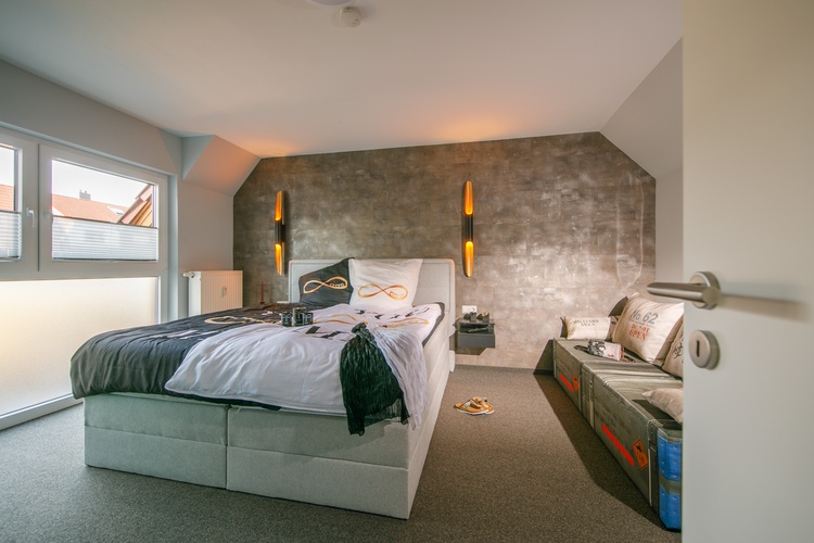 große Schlafzimmer mit Doppelbett und Liege