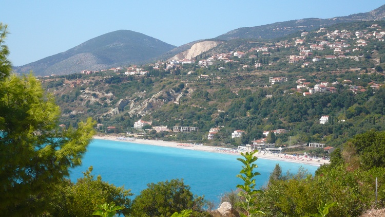 Blick von Terrasse oben auf Strand von Lourdata