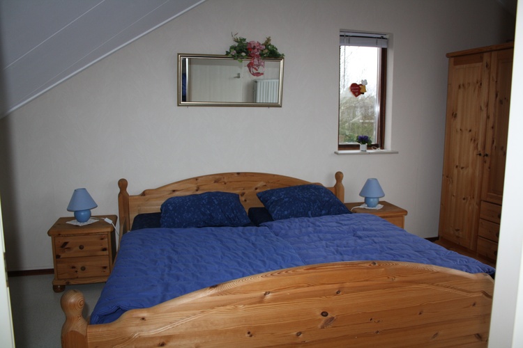 Großes Schlafzimmer mit Balkon