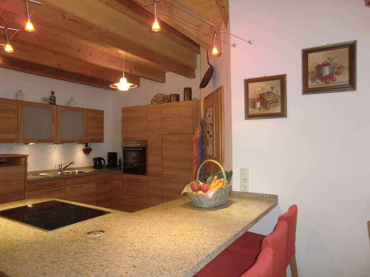 Luxus-Küche mit großer Kochinsel