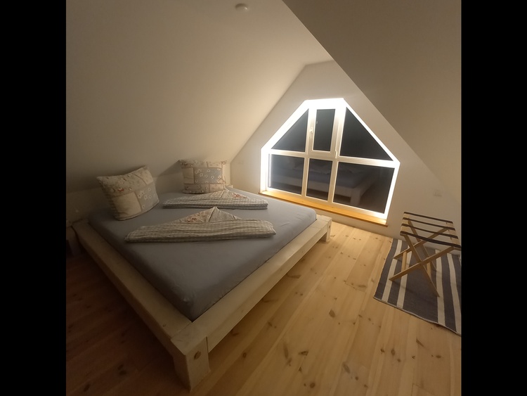 Schlafraum unterm Dach mit WC