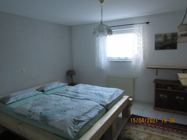 Schlafzimmer mit Doppelbett