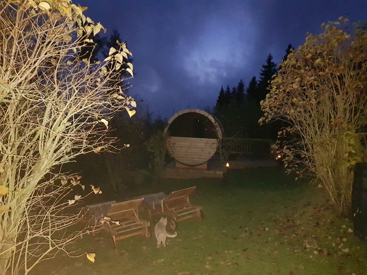 Sauna bei Nacht, mit färbiger Beleuchtung