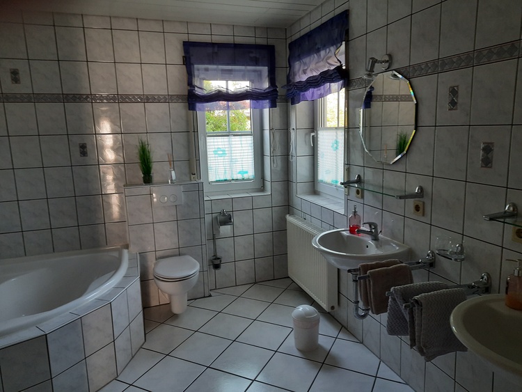 Bad mit 2 Waschbecken und Wanne