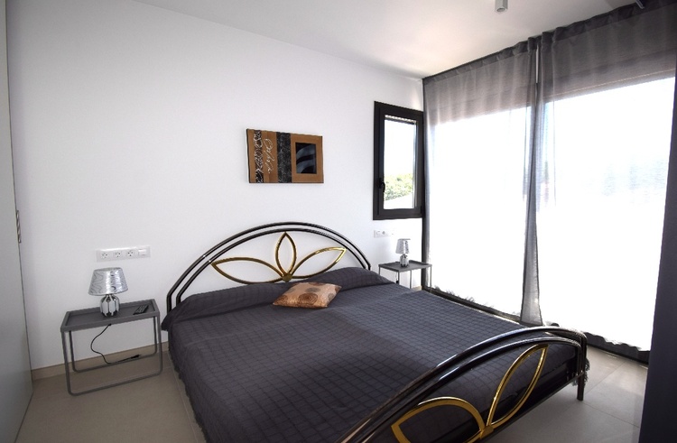 Suite mit Doppelbett, SAT-TV, Einbauschrank, Blick zum Poolbereich