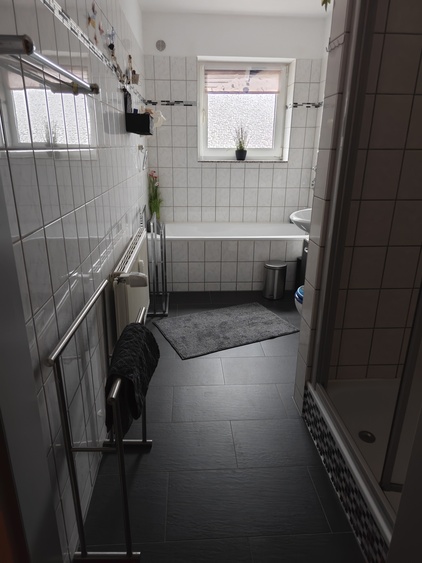 Tageslichtbad mit Badewanne und Dusche