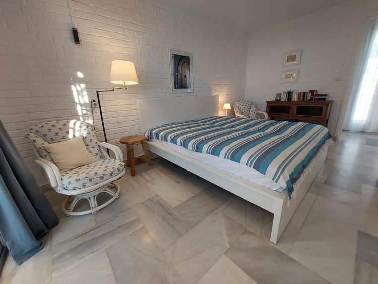 Großes, geräumiges Schlafzimmer mit Doppelbett