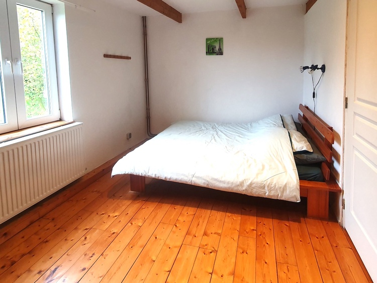 Schlafzimmer für 2 Personen mit Holzparkett