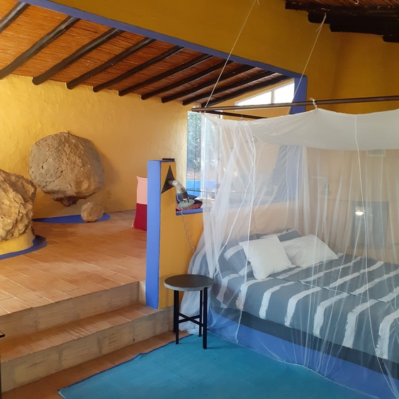 Casa das Rochas -hier das Doppelbett mit Mueckenschutz und die beiden Stufen zur 1.Etage .