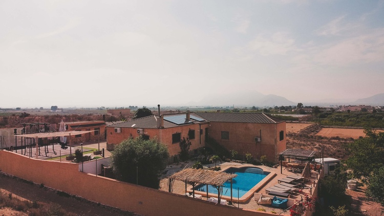 Trainingsfläche & Pool Gelände