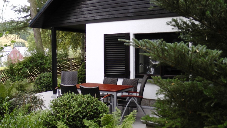 Am Morgen im Sonnenschein auf der Terrasse frühstücken