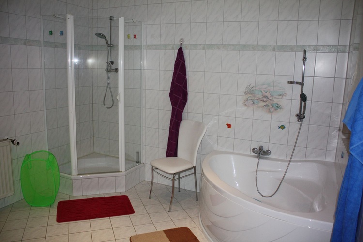 Bad mit Dusche und Wanne