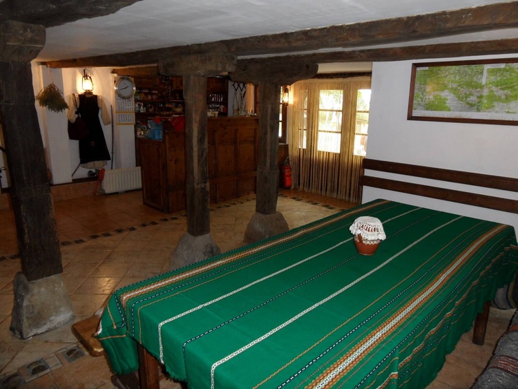 Taverne im Erdgeschoss - Blick vom Kamin