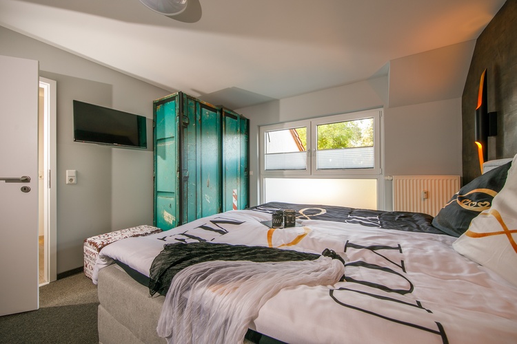 großes Schlafzimmer mit TV