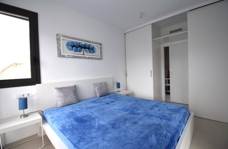 Suite mit Doppelbett, SAT-TV, Einbauschrank, Blick zum Poolbereich und dir. angeschl. Bad en Suite