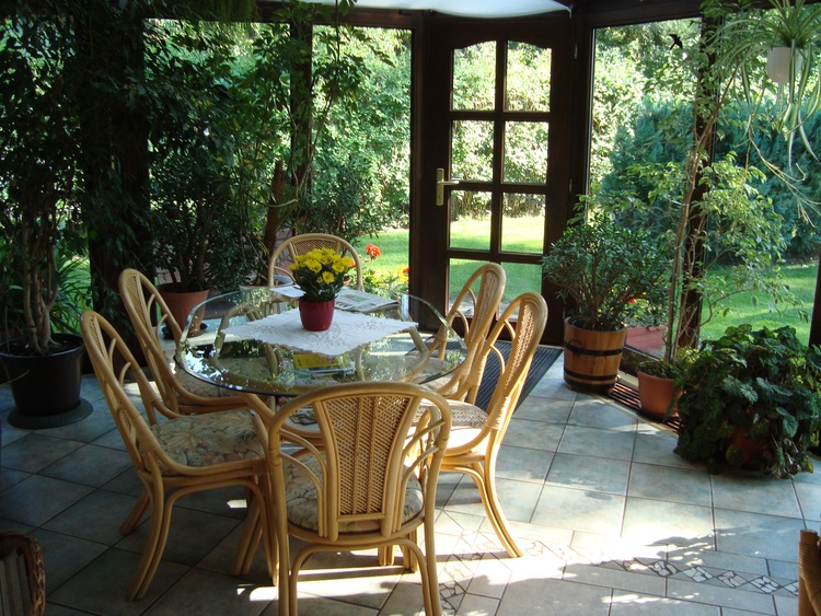 der Wintergarten mit schönen Rattanmöbeln