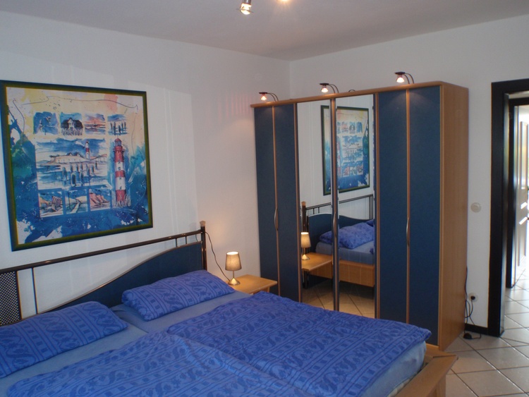 Schlafzimmer mit großem Kleiderschrank