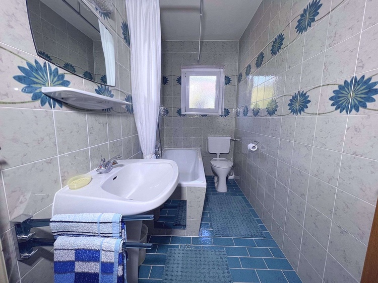 Entspannung im Bad mit großer Badewanne