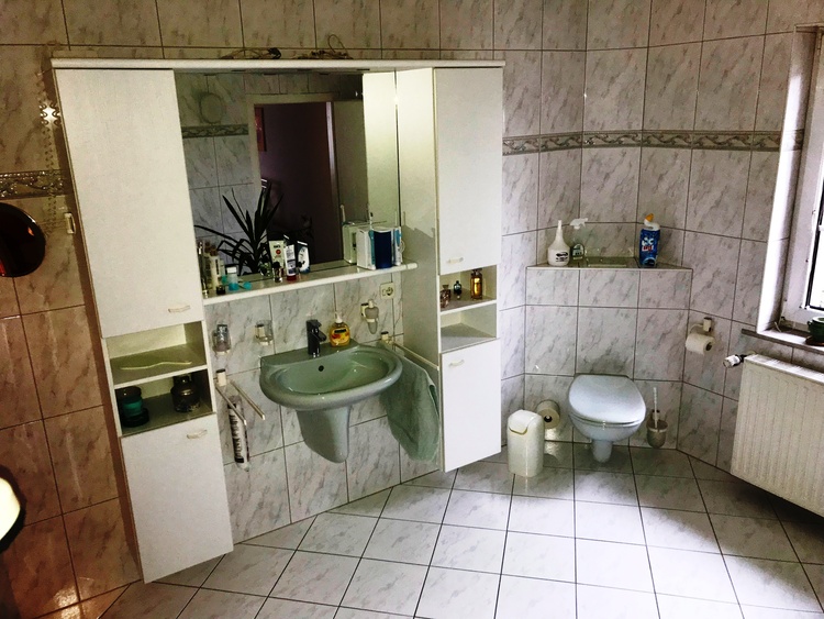 Bad im 1. OG mit Wanne und WC