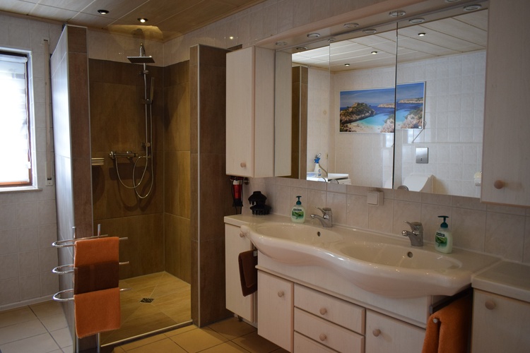 Bad mit Dusche und Badewanne