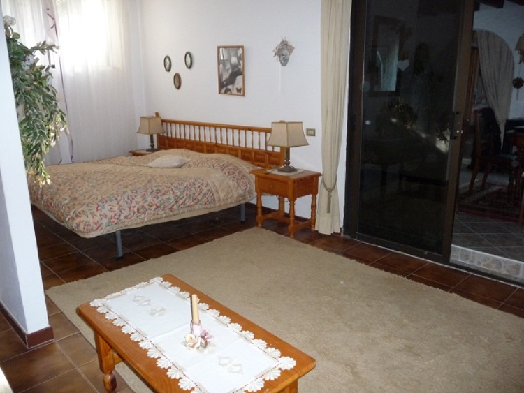 Schlafzimmer mit Doppelbett