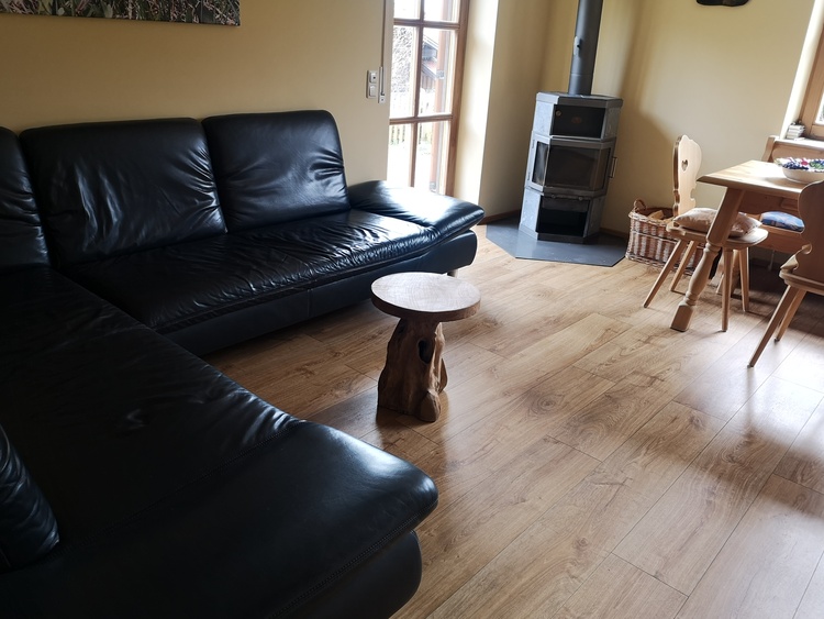 Lederecksofa im Wohnzimmer mit Kamin