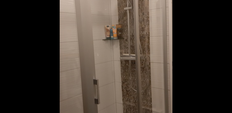 Flache Walk in Dusche mit Raindance-Duschkopf