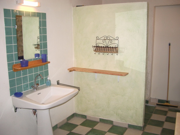 Badezimmer mit Dusche und WC