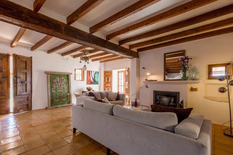 Das geräumige Wohnzimmer mit Kamin