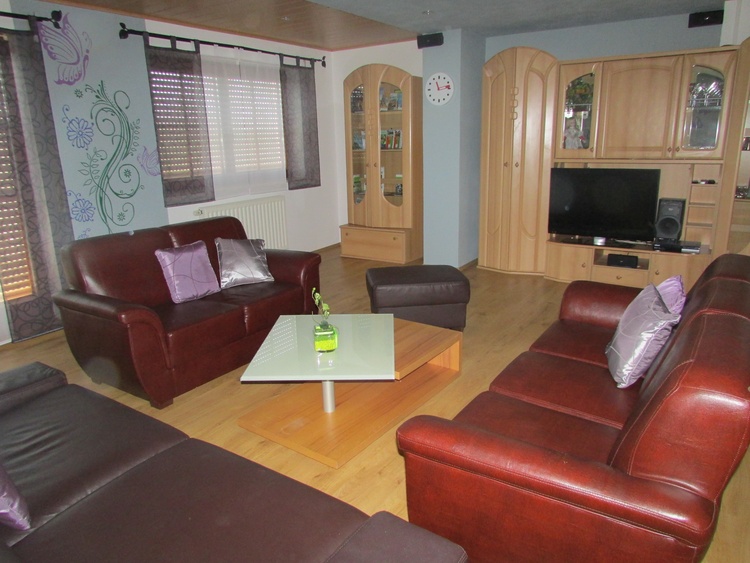 großes, geräumiges Wohnzimmer