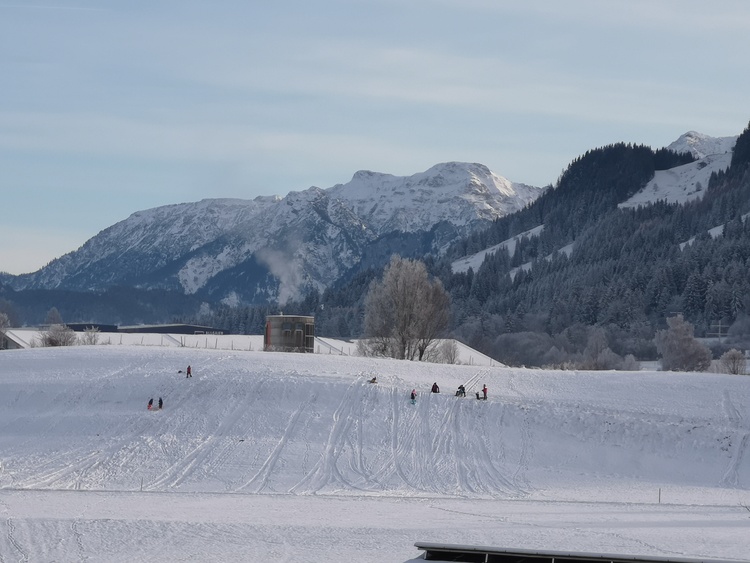Blick vom Schlafzimmerfenster auf die Rodelbahn