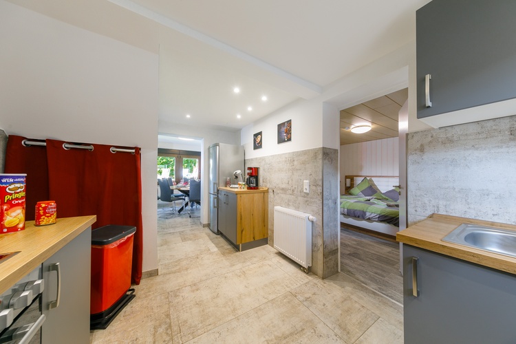 Blick von der Küche ins Schlafzimmer