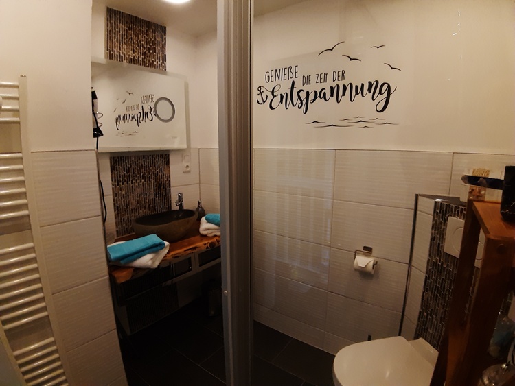 Bad - Blick aus der großzügigen Flachdusche