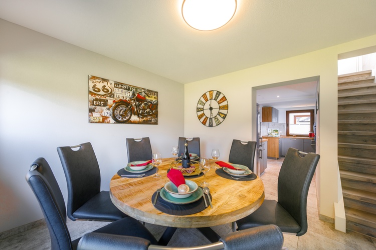 Essbereich mit Blick in die Küche