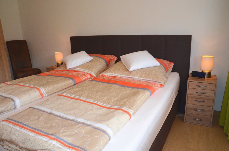 Schlafzimmer mit Boxspringbett