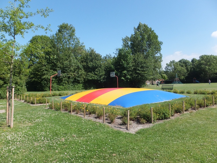 grosses Erdtrampolin und weitere Spielgeräte auf der Spielwiese