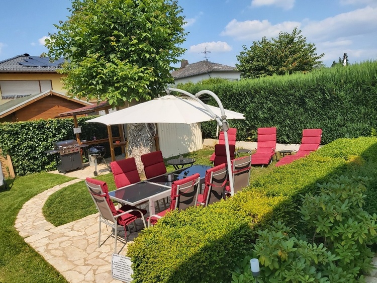Garten mit Tischtennisplatte und Trampolin