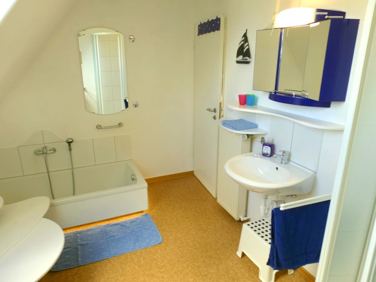 oberes Bad mit Dusche und Wanne