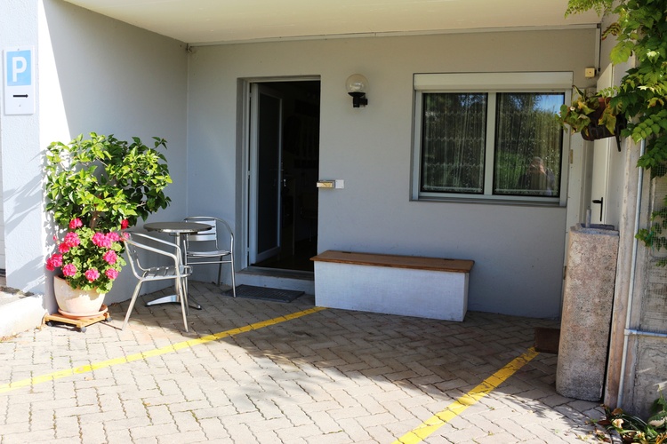 Separater Eingang mit Parkplatz