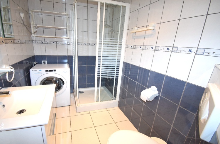 Badezimmer mit Waschmaschine