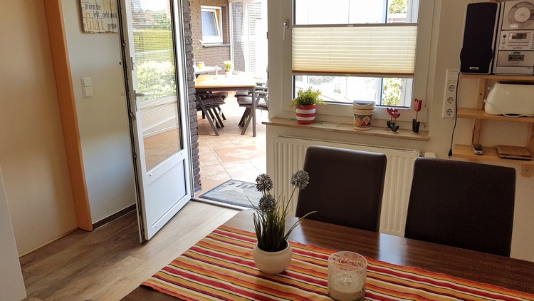 Blick Küche-Terrasse