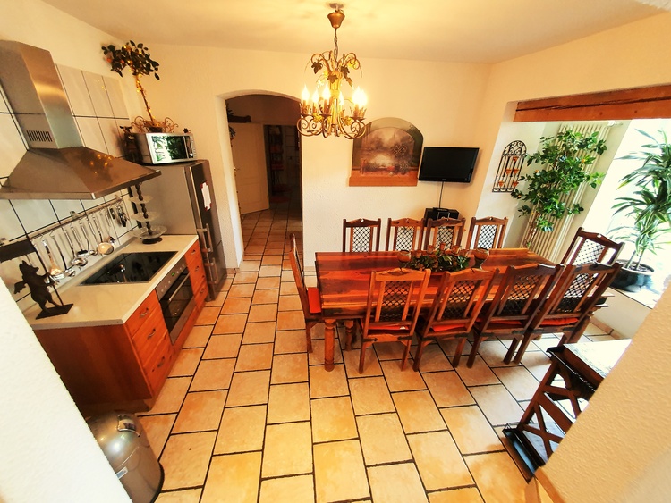 Küche, im traditionellen Landhausambiente, mit einem großen exklusiven Landhaustisch & 10 Stühle