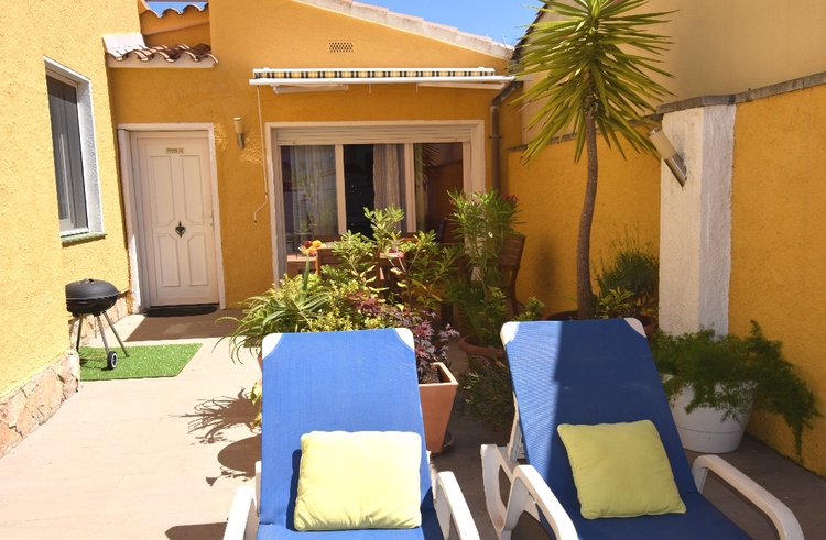 Arena 3 Terrassenbereich zur Poolseite mit Markise, Tisch und Stühlen