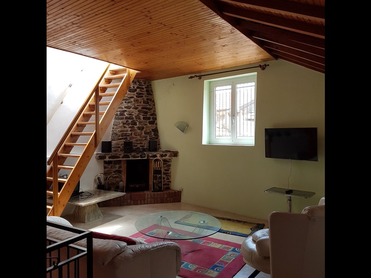 Wohnzimmer mit Treppe zur Dachterrasse