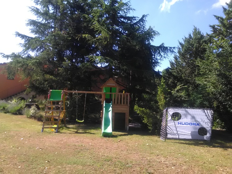 Der zweie Spielplatz mit Turm, Rutsche und Schaukel